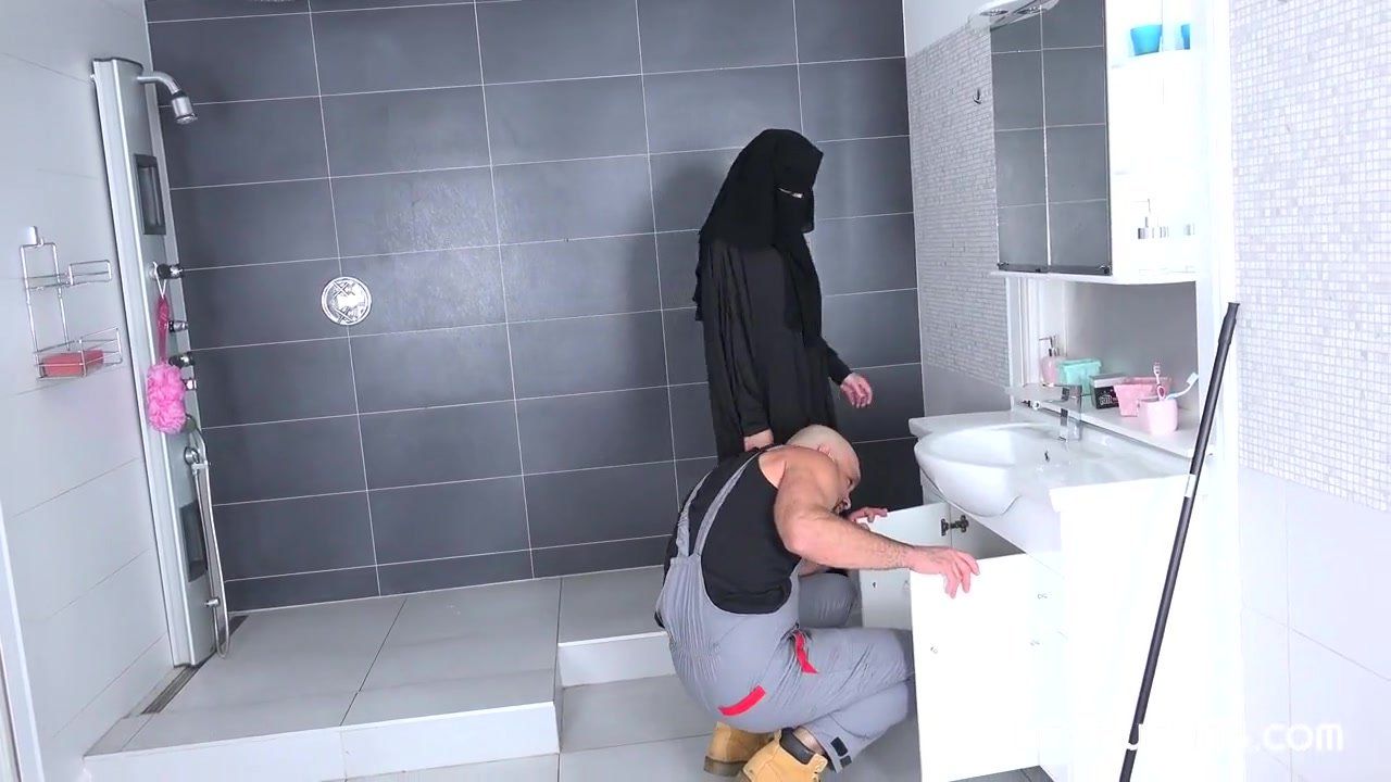 Porn Istanbul toilet in Girls pissing
